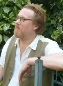 Headshot of Alwyn Turner.