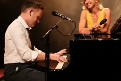 Joe Stilgoe plays piano with Liza Pulman.