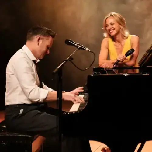 Joe Stilgoe plays piano with Liza Pulman.