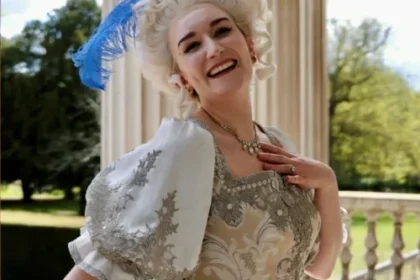 Marie Antoinette character.
