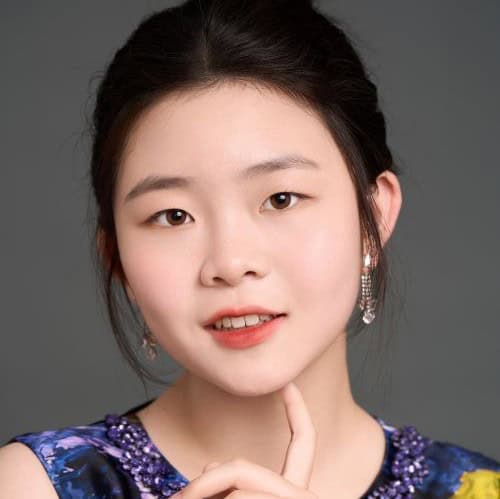 A headshot of Purcell School student Stephanie Qiao.